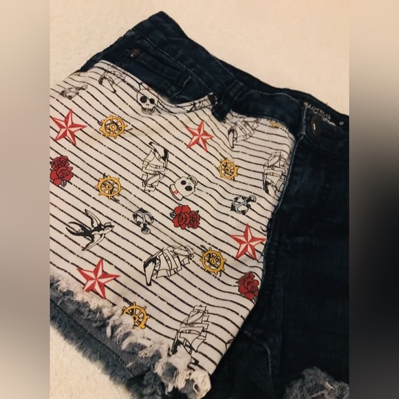 Shorts - Picture 2 of 6